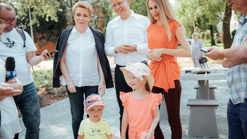 Nowy skwer powstał między ulicami Cieszkowskiego i Przyszkole - takiego miejsca do spotkań, odpoczynku czy zabawy z dziećmi potrzebowali mieszkańcy okolicznych bloków fot. Radosław Żydowicz / UMŁ