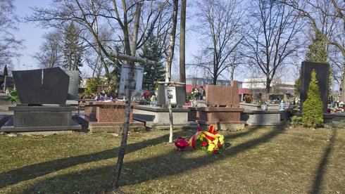 Złożono kwiaty przy symbolicznych krzyżach brzozowych fot. Andrzej Janecki / UMŁ