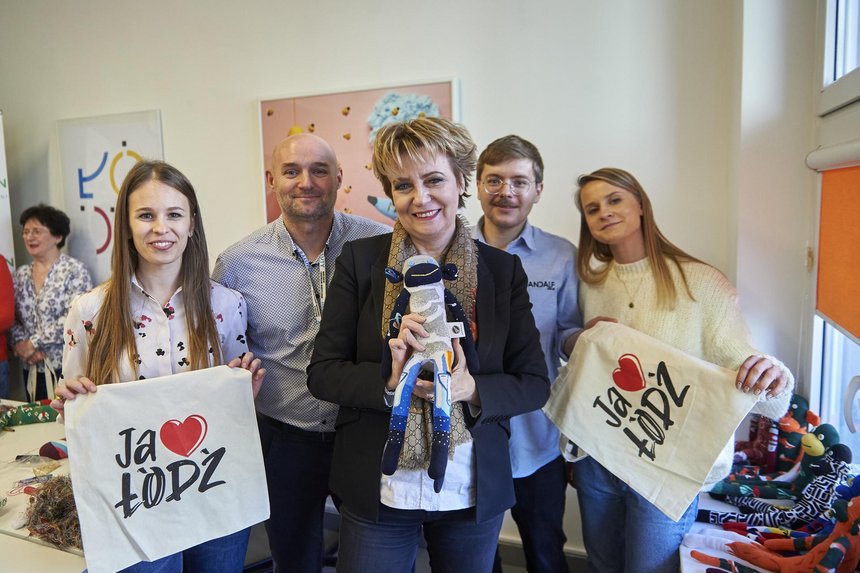 Dzień Babci i Dzień Dziadka. Prezydent Łodzi Hanna Zdanowska wspólnie z seniorami szyła maskotki fot. Radosław Jóźwiak / mat. UMŁ