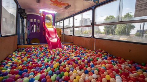Happy Bus, czyli autobus, który pełni funkcję objazdowego placu zabaw, to cykliczna akcja, adresowana głównie do dzieci z terenów wiejskich fot. Stefan Brajter / UMŁ