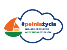 Logo akcji - Chmurka w środku której widnieje napis #pełniażycia – miejsce przyjazne wszystkim dzieciom" Lewą część chmurki wypełnia rysunek łodzi żaglowej 