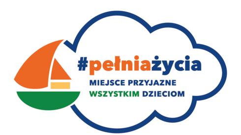 Logo akcji - Chmurka w środku której widnieje napis #pełniażycia – miejsce przyjazne wszystkim dzieciom" Lewą część chmurki wypełnia rysunek łodzi żaglowej 