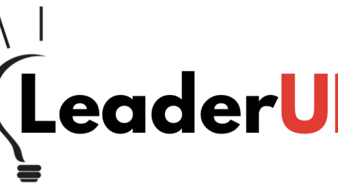 Na plakacie widzimy napis w kolorach czarnym i czerwonym na białym tle. Znak graficzny przed napisem: połowa żarówki, napis: LeaderUP 