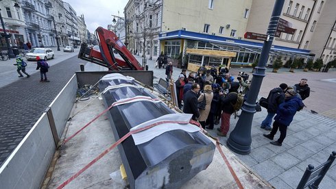 W Łodzi jest już 3,5 metrowa głownia szabli wycięta z czarnego granitu fot. Radosław Jóźwiak / UMŁ