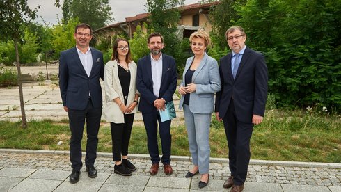 Prezydent Łodzi Hanna Zdanowska z przedstawicielami Vantage Development. W tle zabytkowe magazyny, które zostaną przekształcone w lokale biznesowo-usługowe. fot. Radosław Jóźwiak