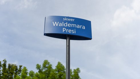 Skwer im. Waldemara Presi przy teatrze Arlekin fot. Paweł Łacheta