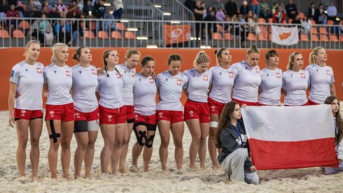 Polska drużyna podczas hymnu