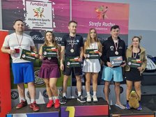 medaliści w deblu na podium