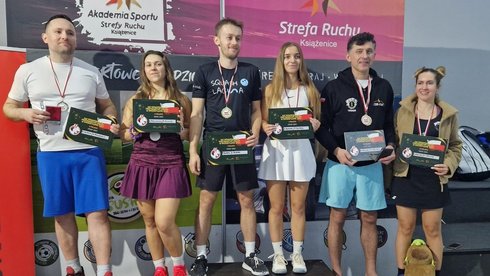 medaliści w deblu na podium