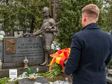 Wiceprezydent Adam Wieczorek składa kwiaty przy grobie Stefana Pogonowskiego. Fot. P. Wacławiak, UMŁ. 