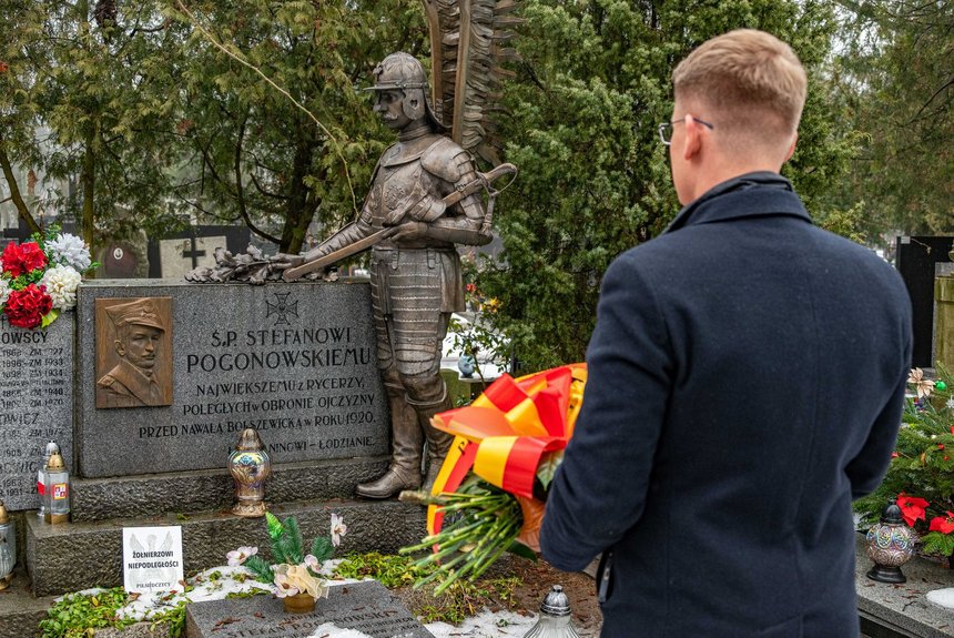 Wiceprezydent Adam Wieczorek składa kwiaty przy grobie Stefana Pogonowskiego. Fot. P. Wacławiak, UMŁ. 