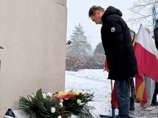 Kwiaty składa pełnomocnik Prezydent Miasta Łodzi ds. Dziedzictwa Łodzi Mariusz Goss. Fot. W. Markiewicz, UMŁ. 