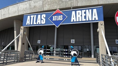 widok zewnętrzny hali atlas arena z logo Cavaliady