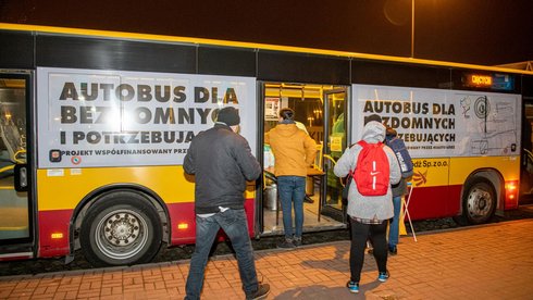 Autobus dla bezdomnych i potrzebujących