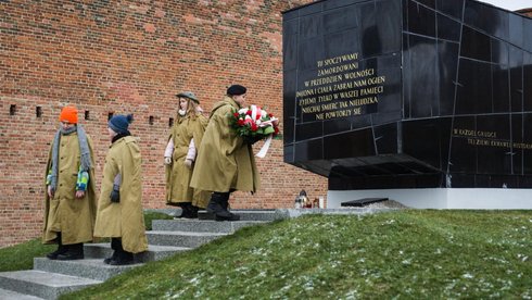 Od wielu lat w styczniu mieszkańcy Łodzi upamiętniają pamięć pomordowanych w więzieniu politycznym na Radogoszczu składając kwiaty pod Pomnikiem Martyrologii. fot. Witold Ancerowicz