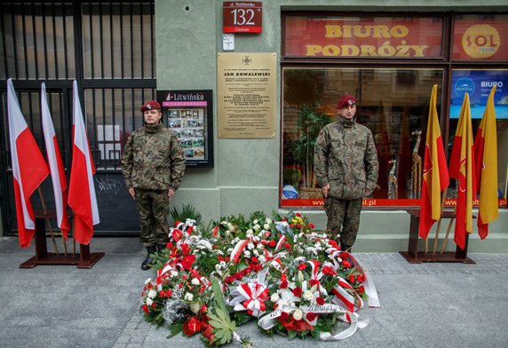 W 122. rocznicę urodzin przy ul. Piotrkowskiej 132 (adres rodziny Kowalewskich) odsłonięto tablicę upamiętniająca pułk. Jana Kowalewskiego, łodzianina, genialnego kryptologa, który złamał szyfry sowieckie  podczas wojny 1920 roku. 