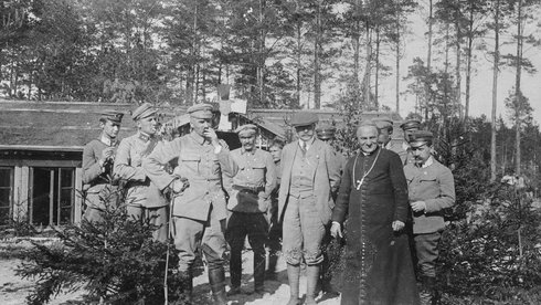 Na pozycjach pod Kostiuchnówka 1916. Uroczystość przed kasynem foto:domena publiczna NAC