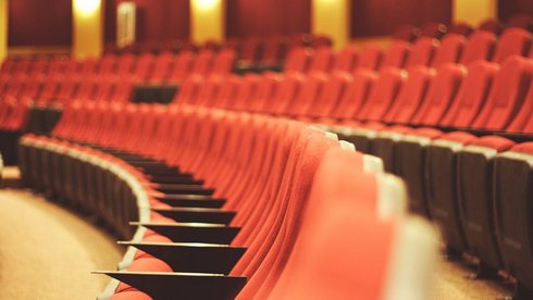 W niektórych miejskich placówkach kultury można jeszcze kupić bilety na sylwestrowe spektakle fot. CC0 license