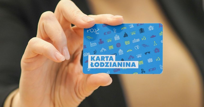 Damska dłoń trzymająca niebieską kartę z napisem "Karta Łodzianina".