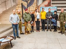 Wiceprezydent Małgorzata Moskwa - Wodnicka (pośrodku) Ponadto w konferencji brali udział:  Patryk Wacławiak (UMŁ),  Janusz Urbańczyk (Stowarzyszenie Byłych Żołnierzy Wojsko Powietrzno-Desantowych "Czerwone Berety"), Kamila Lutek-Urbaniak (Muzeum Tradycji Niepodległościowych w Łodzi), Michał Duda  (Zbudowane z Klocków)., Artur Ossowski (IPN - oddział w Łodzi), kpt Jarosław Rosiński, 9. Łódzka Brygada Obrony Terytorialnej im. gen. Stanisława Sojczyńskiego "Warszyca".Fot. T.Walczak UMŁ. 
