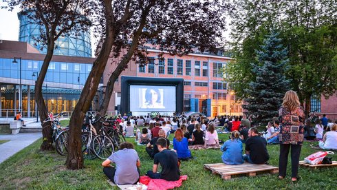 W parkach, na dziedzińcach, osiedlach i na Starym Rynku startują letnie pokazy filmowe fot. z arch. UMŁ