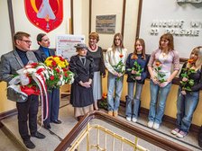 Senator Artur Dunin i wiceprezydent Łodzi Małgorzata Moskwa - Wodnicka przy tablicy Romany Pachuckiej, IV LO. Fot. P. Wacławiak, UMŁ. 