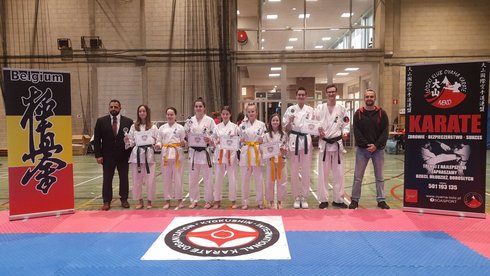 Zawodnicy i trener Łódzkiego Klubu Oyama Karate Neko oraz sensei Domenico Firenza (4 dan) z Belgijskiego IKO Kyokushin Karate.