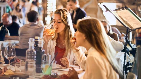 Organizatorzy festiwalu chcą promować spożywanie posiłków w towarzystwie rodziny i przyjaciół poza domem, w restauracji fot. CC0 license