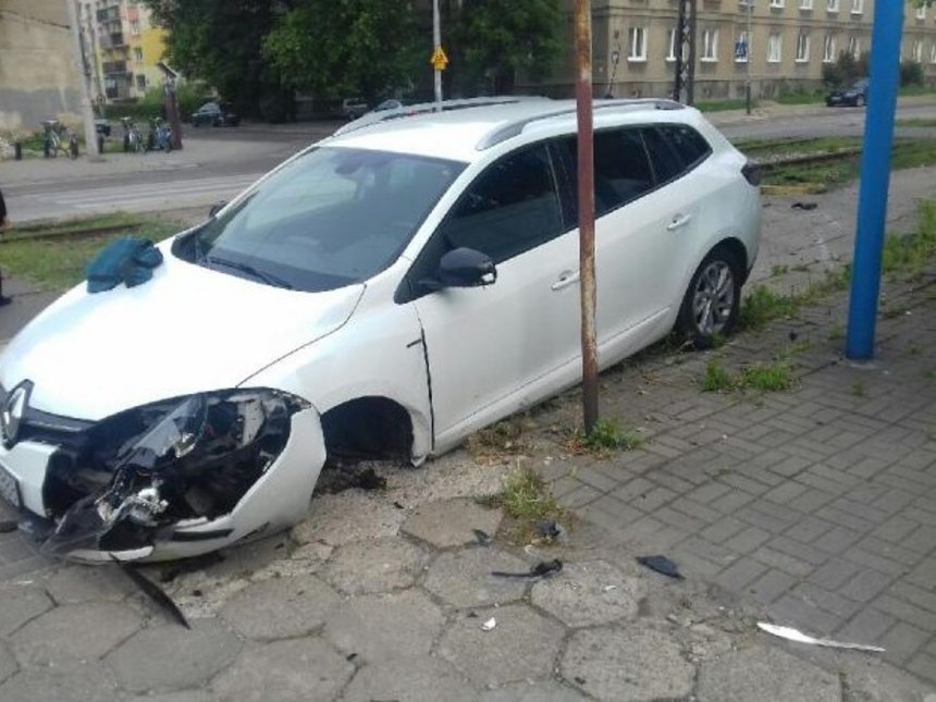 Prowadził pod wpływem i rozbił pojazd