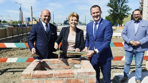 Osiedle Primo to ponad 400 mieszkań w Nowym Centrum Łodzi. W czwartek wmurowano kamień węgielny pod pierwszą inwestycję mieszkaniową w NCŁ fot. Radosław Jóźwiak / UMŁ
