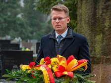 Wiceprezydent Adam Wieczorek składa kwiaty przy grobie Stefana Pogonowskiego. Fot. P. Wacławiak, UMŁ. 