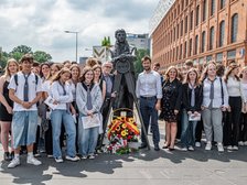Uczniowie Publicznego Liceum Ogólnokształcącego Politechniki Łódzkiej oraz Centrum Kształcenia Zawodowego i Ustawicznego oraz wiceprezydent Łodzi Adam Pustelnik i prof. Krzysztof Woźniak. Foto: Patryk Wacławiak, UMŁ.  