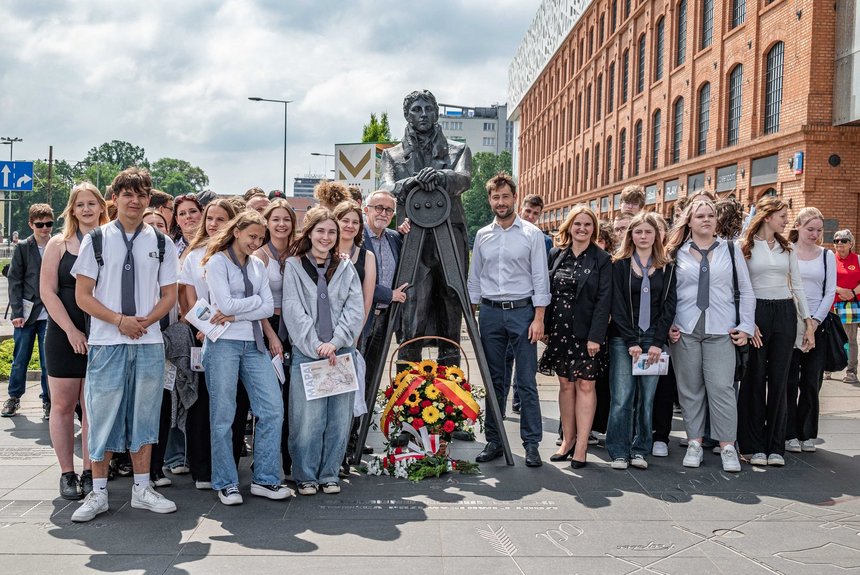 Uczniowie Publicznego Liceum Ogólnokształcącego Politechniki Łódzkiej oraz Centrum Kształcenia Zawodowego i Ustawicznego oraz wiceprezydent Łodzi Adam Pustelnik i prof. Krzysztof Woźniak. Foto: Patryk Wacławiak, UMŁ.  