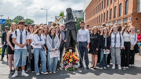 Uczniowie Publicznego Liceum Ogólnokształcącego Politechniki Łódzkiej oraz Centrum Kształcenia Zawodowego i Ustawicznego oraz wiceprezydent Łodzi Adam Pustelnik i prof. Krzysztof Woźniak. Foto: Patryk Wacławiak, UMŁ.