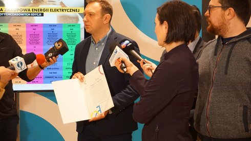 Wiceprezydent Łodzi Tomasz Trela prezentuje pismo do ministra Tchórzewskiego. fot. Monika Pawlak