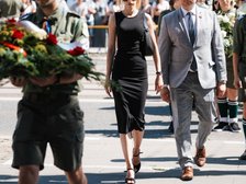 Kwiaty składają wiceprzewodnicząca Rady Miejskiej w Łodzi Paulina Setnik  oraz radny Sebastian Bulak.  Fot. Tomasz Similski, 