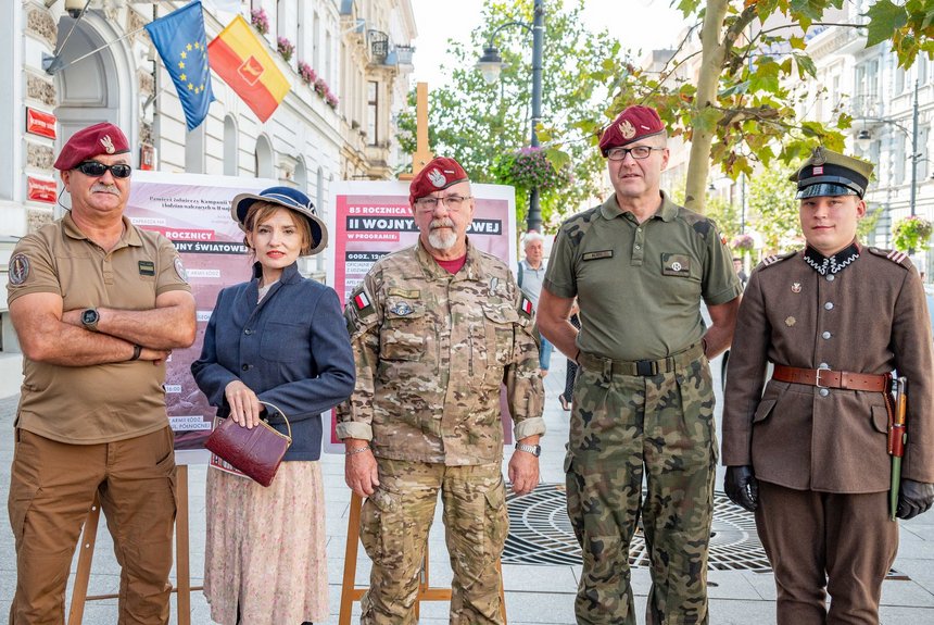 Klub "Czerwone Berety" oraz GRH im. 10 Batalionu Saperów przeniosą łodzian w czasy II wojny światowej, przypominając o losach polskich żołnierzy w różnych bitwach. Fot. Patryk Wacławiak, UMŁ.Kostium kobiecy z lat 40. , widoczny na zdjęciach pochodzi z zasobów Łódzkiego Centrum Filmowego w Łodzi.  