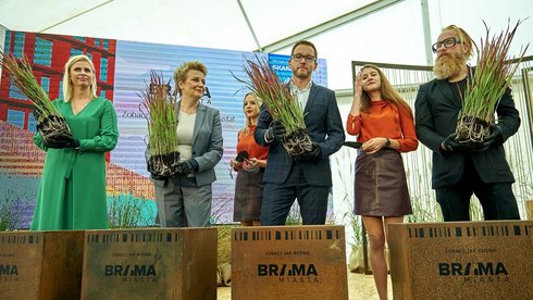 Zamiast zawieszenia tradycyjnej wiechy i wmurowania kamienia węgielnego pod całą inwestycję, rozsadzono ozdobne trawy do czterech kortenowych doniczek fot. Radosław Jóźwiak / UMŁ