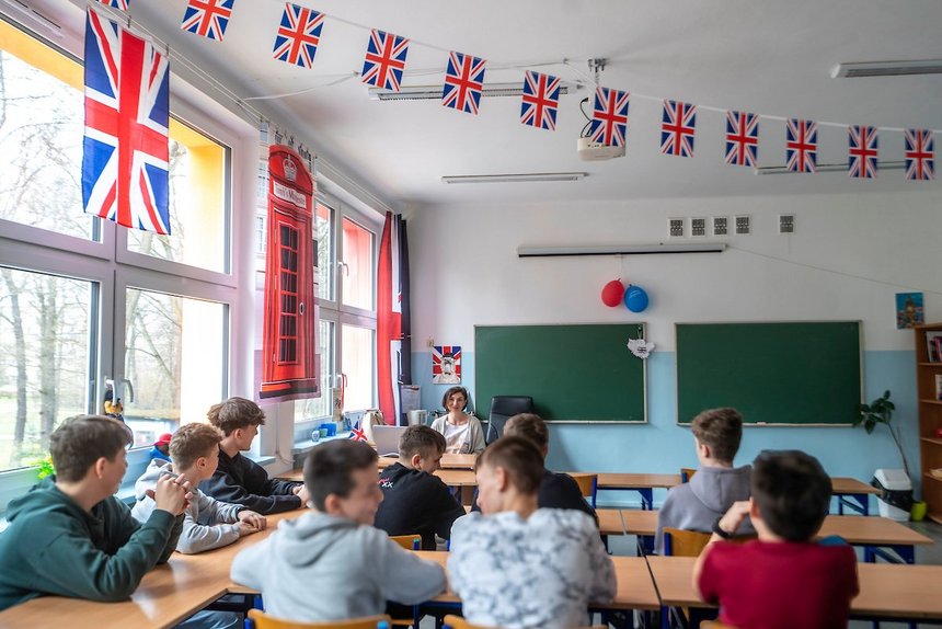 klasa szkolna, młodzież siedząca w ławkach