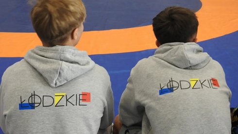zawodnicy w bluzach województwa łódzkiego na macie