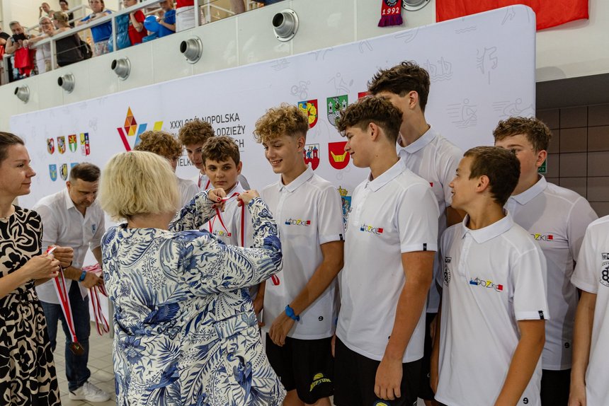 Zawodnicy Neptun Łódź na ceremonii medalowej odbierają swoje brązowe medale