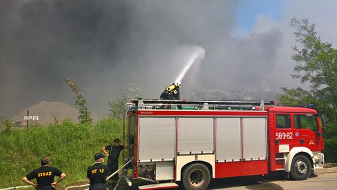 Dogaszanie pożaru składowiska odpadów w Zgierzu fot. Wojciech Markiewicz / UMŁ