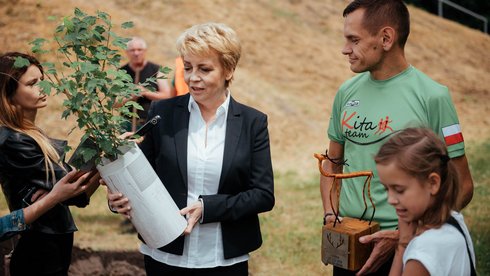 Nowy klon w parku Julianowskim. To symbol wsparcia dzieci z niepełnosprawnościami fot. Radosław Żydowicz / UMŁ