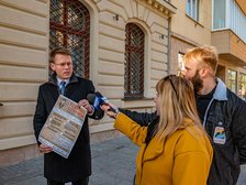 Wiceprezydent Adam Wieczorek pokazuje plakat Festiwalu Szyfrów Jana Kowalewskiego 