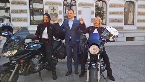 Joanna Madej i Sylwia Tarnowska z Klubu Łódzkich Motocyklistek „Łódki na Kołach” wyruszają na wyprawę obejmującą 14 państw Europy. Będą zbierały pieniądze dla podopiecznych Fundacji Dom w Łodzi fot. Wojciech Markiewicz / UMŁ