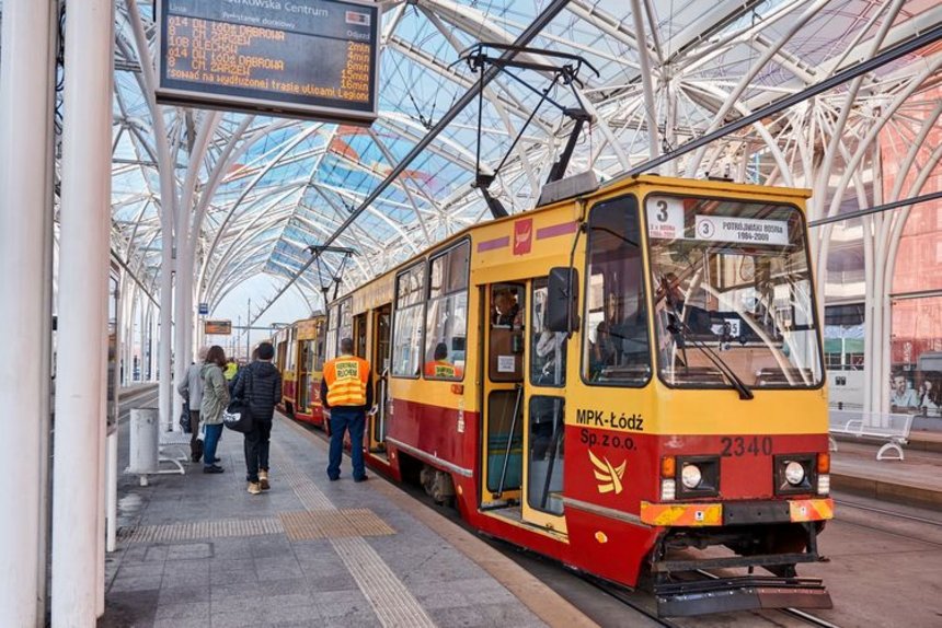 Żółto-czerwony tramwaj podczas postoju na na przystanku Piotrkowska Centrum, gdzie w środę 23 czerwca zgromadzi się część protestujących pracowników MOPS.