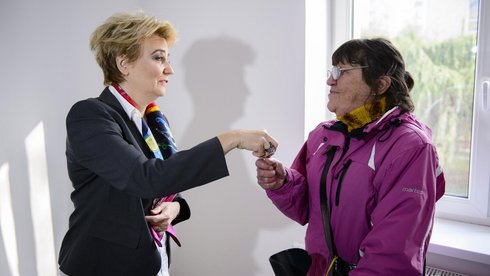 Prezydent Hanna Zdanowska wręczyła klucze do mieszkania pani Marii Kolejwie, pierwszej lokatorce bloku z mieszkaniami socjalnymi przy ul. Rogozińskiego 15 Fot. Radosław Jóźwiak / UMŁ