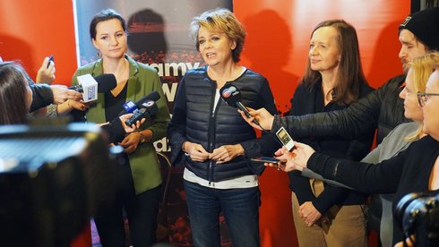 Na zdjęciu od lewej: Małgorzata Moskwa-Wodnicka, wiceprezydent Łodzi odpowiedzialna za kulturę, Prezydent Łodzi Hanna Zdanowska oraz Ewa Pilawska, dyrektor Teatru Powszechnego fot. Monika Pawlak