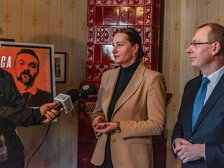 Wiceprezydent Łodzi Małgorzata Moskwa - Wodnicka i dyrektor Muzeum Józefa Piłsudskiego w Sulejówku Robert Andrzejczyk.  Fot. P. Wacławiak, UMŁ. 