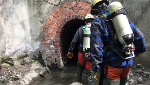 Pracownicy ZWIK wchodzą do kanałów tylko w wyjątkowych sytuacjach, ściśle przestrzegając zasad bezpieczeństwa fot. z arch. ZWiK